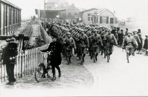 1e_lichting_kustartillerie_naar_het_fort-0c0b1